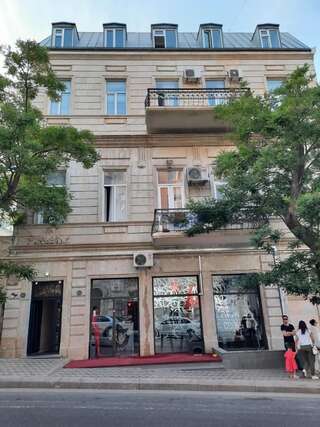 Отель Nizami street hotel 1 Баку Двухместный номер с 1 кроватью или 2 отдельными кроватями, общая ванная комната-1