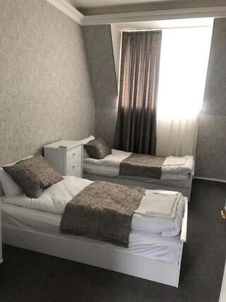 Отель Nizami street hotel 1 Баку Двухместный номер с 1 кроватью или 2 отдельными кроватями, общая ванная комната-9